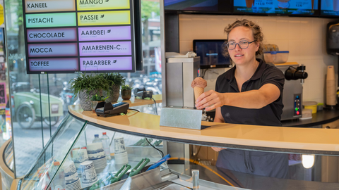 Vrouw achter balie ijssalon