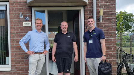 Wethouder Bas de Wit, Dirk Hardeman en adviseur Roald Stolk voor de woning van Dirk