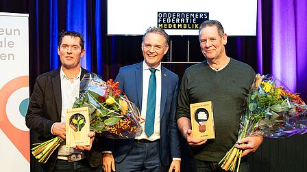 Wethouder Harry Nederpelt met de winnaars Jacob Jan Wiering (links) en Klaas de Boer (rechts).