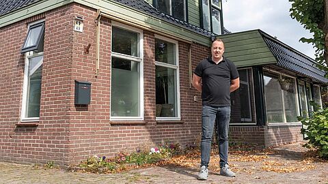 Renze staat voor zijn huis.