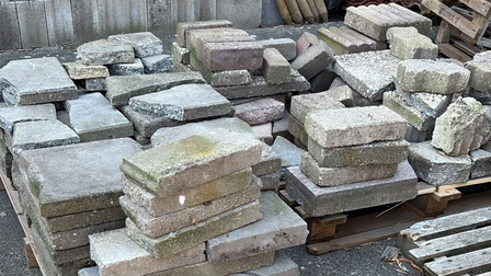 Stoeptegels opgestapeld op pallets.