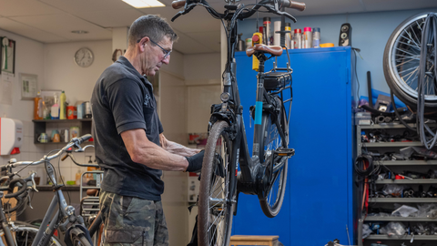 Fietsenmaker aan het werk.