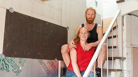 Nick en Patrick zitten op de trap in hun nog te verbouwen huis.